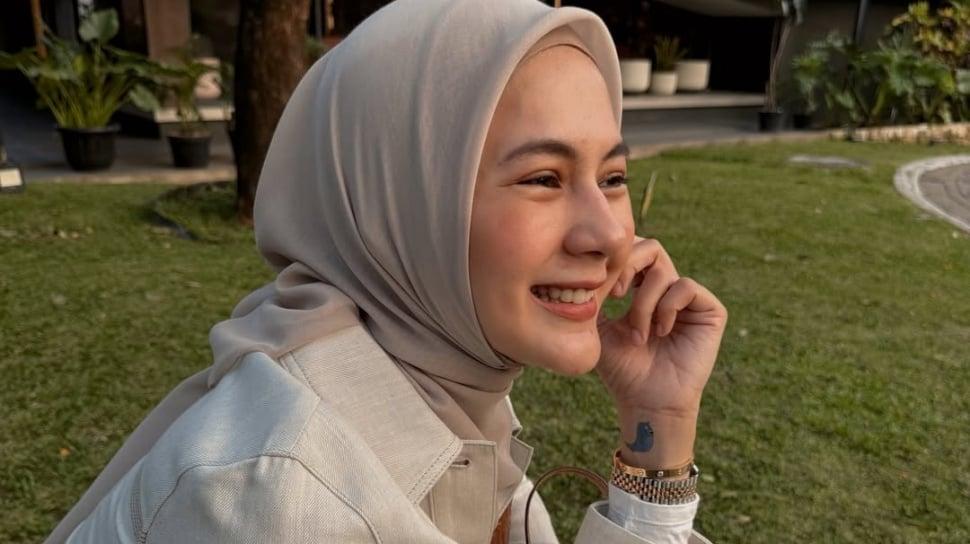 Hilang oleh Kenzo, kisah di balik tato kecil Paula Verkhoven yang mencuri perhat...