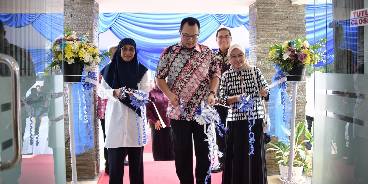 Transformasi Bisnis, Barang Awal Universitas dan DailyUS - Universitas