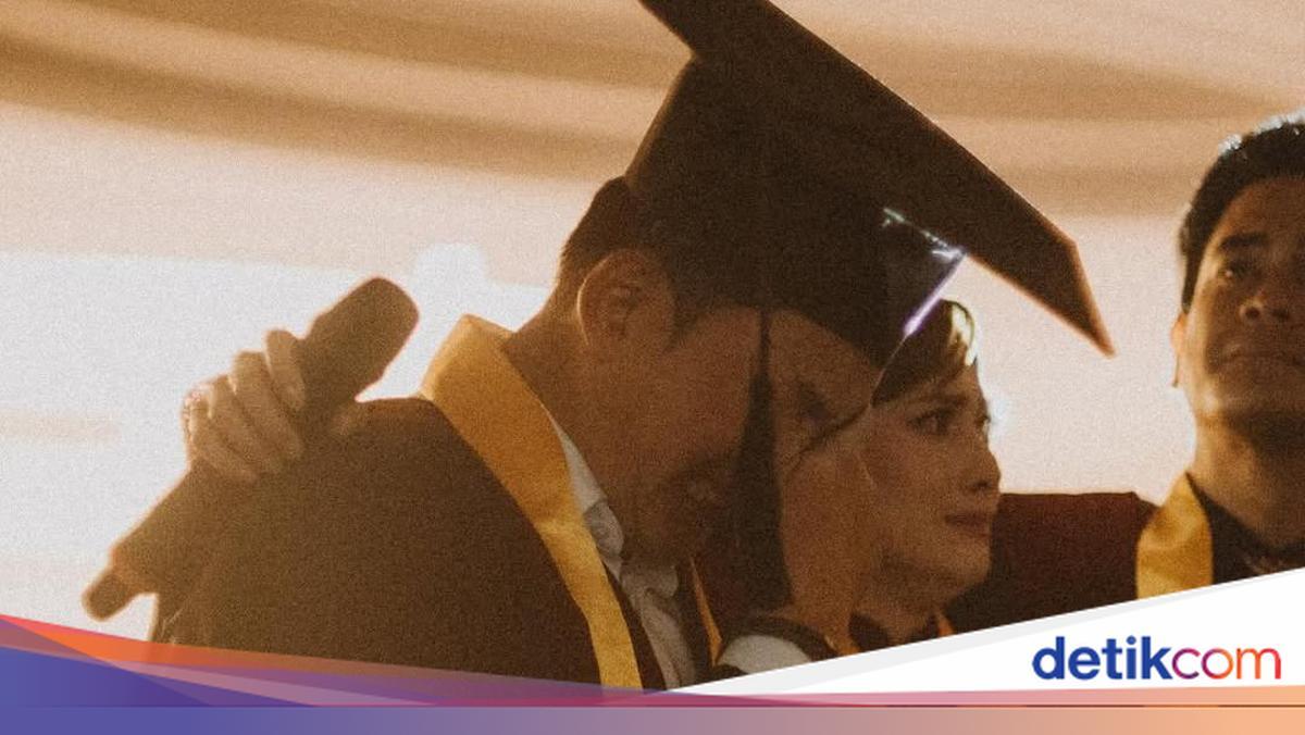 Mengingat mendiang ibunya, Kiki Farrell menangis saat wisuda